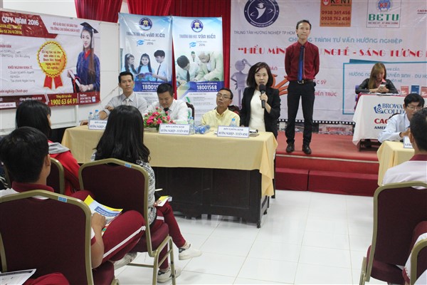 Chị Minh Lý – Trưởng Ban Đối ngoại ĐH Sunderland trình bày tại hội thảo